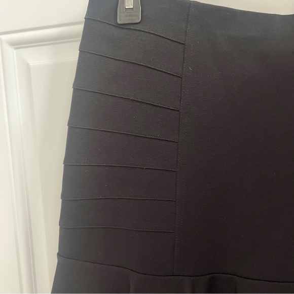 Ann Taylor Black Flouncy Banded Skirt, Size 8 - Picture 4 of 9
